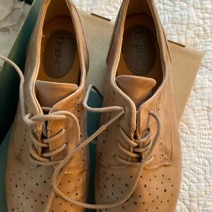 Lace up BOC leather shoes in original box. Neutral tan, very comfortable.